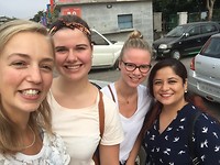 Deze foto is genomen na het winkelen van de Indiase kleding met onze contactpersoon.