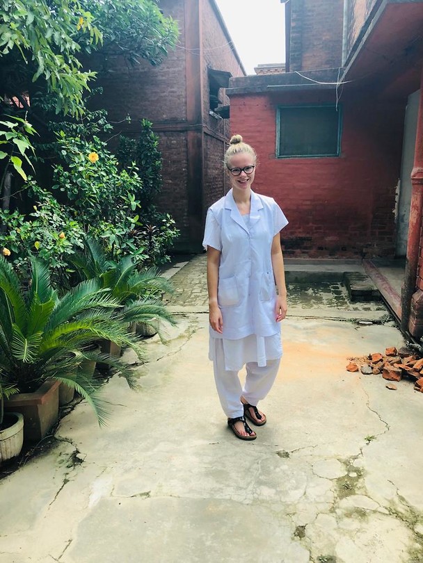 Rianne in werkuniform