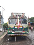 Alle vrachtwagens zijn in in Bihar versierd.