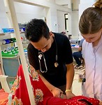 Willianne die 1 van de medical students begeleidt bij het meten van de bloeddruk