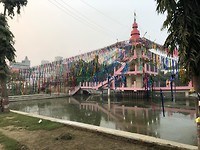 Tempel versierd met vlaggetjes vanwege Diwali