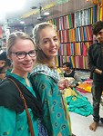 Rianne en Martine in de stoffenwinkel