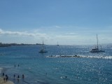 Strand met catemarans