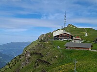 Kijkend naar de Bergbahn Wengen Männlichen