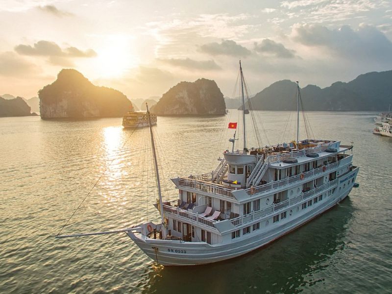 Halong bay day cruise