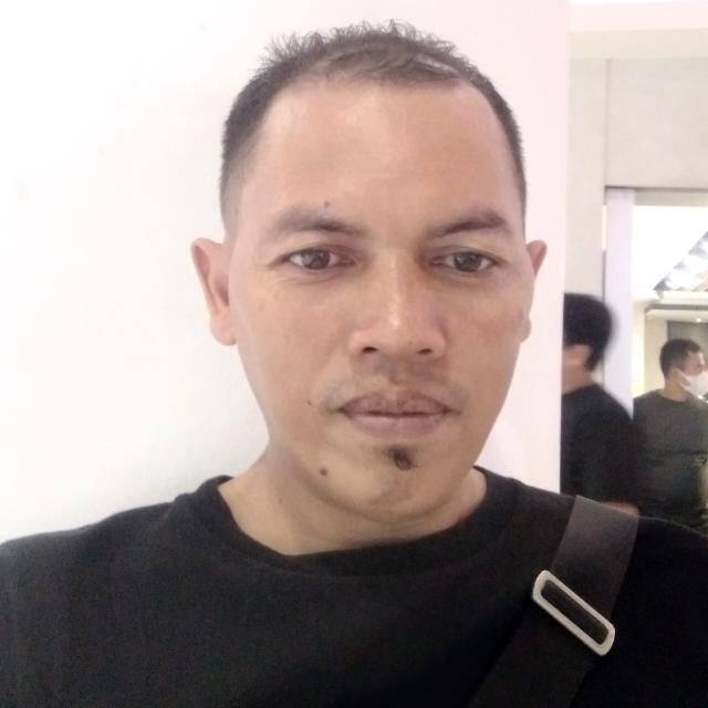 Holding saroni david