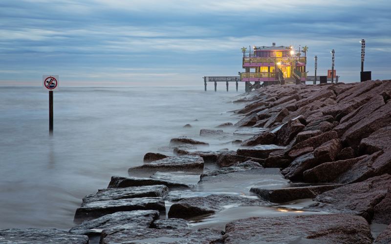 9 Best Oceanfront Restaurants In Texas To See A Ghost
