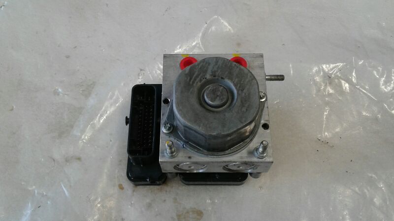Used 2014 Nissan SENTRA rear disc brakes - Stock #015856