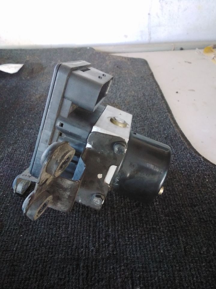 Used 2004 Volkswagen BEETLE traction control - Stock #A03132