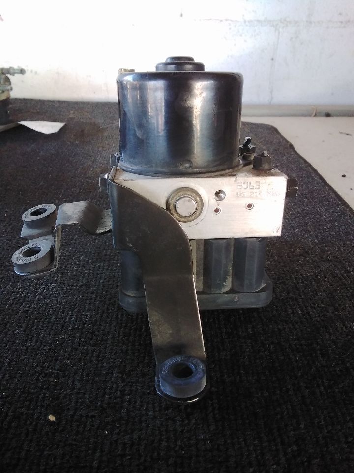Used 2004 Volkswagen BEETLE traction control - Stock #A03132