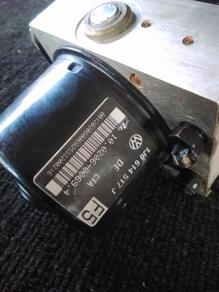 Used 2004 Volkswagen BEETLE traction control - Stock #A03132