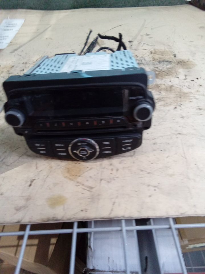 Used 2013 General Motors SONIC AM-FM-electronically tuned receiver (opt UM7) - Stock #J00017