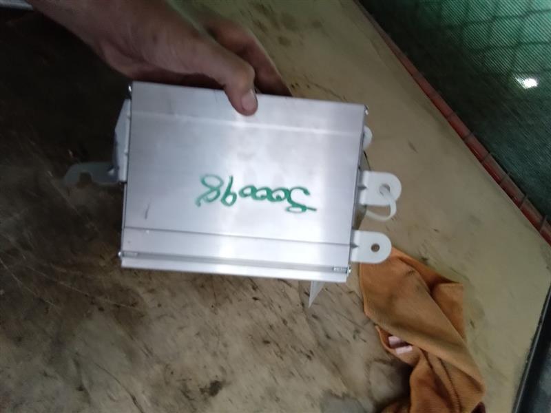 Used 2006 Acura TL amplifier (RH kick panel) - Stock #J00098