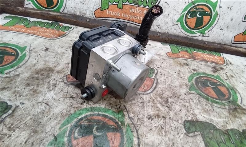 Used 2019 Nissan ROGUE SPORT manual parking brake - Stock #H08023