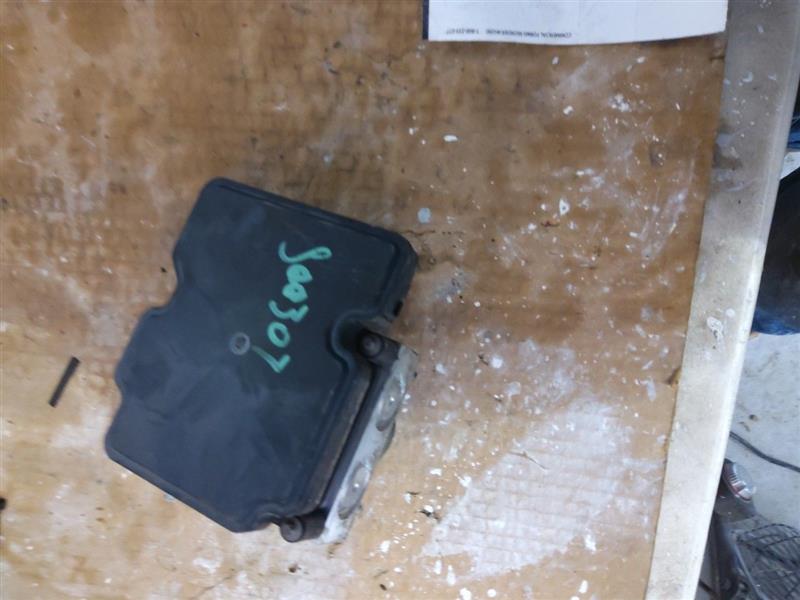 Used 2014 Nissan SENTRA rear drum brakes - Stock #J00307