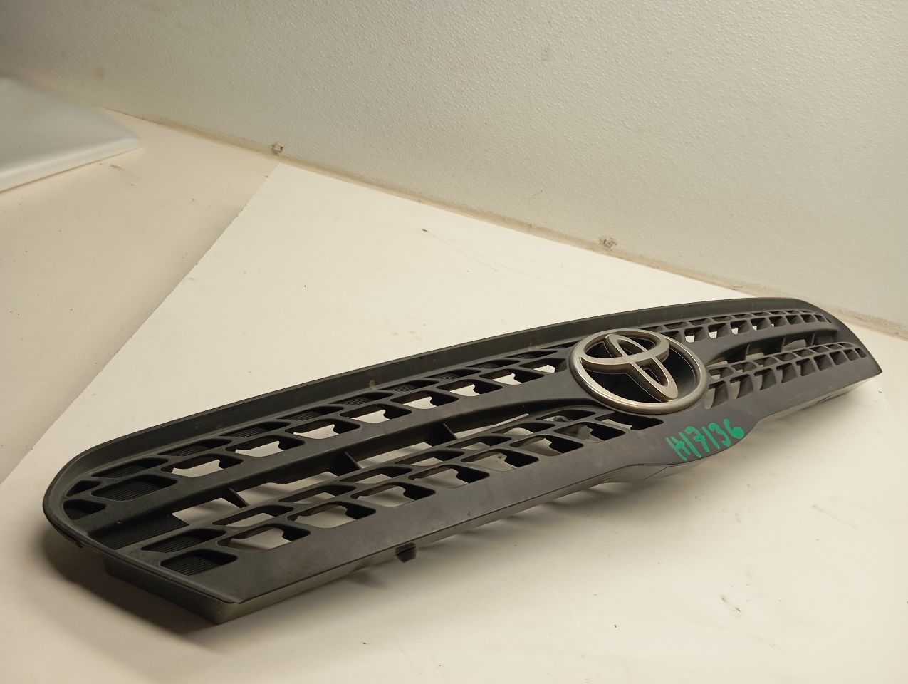 2005 Toyota MATRIX Grille