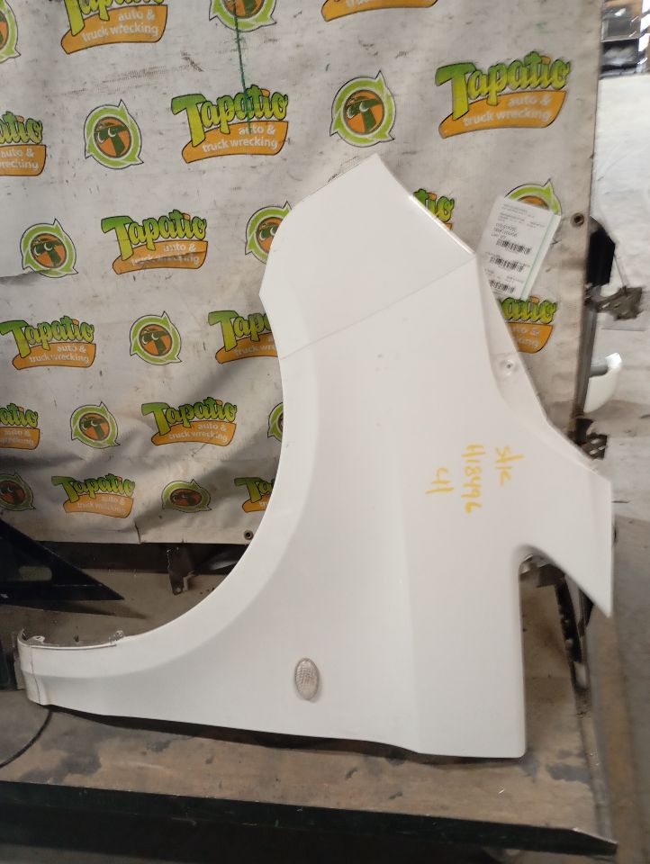 2016 Mercedes-Benz METRIS Fender