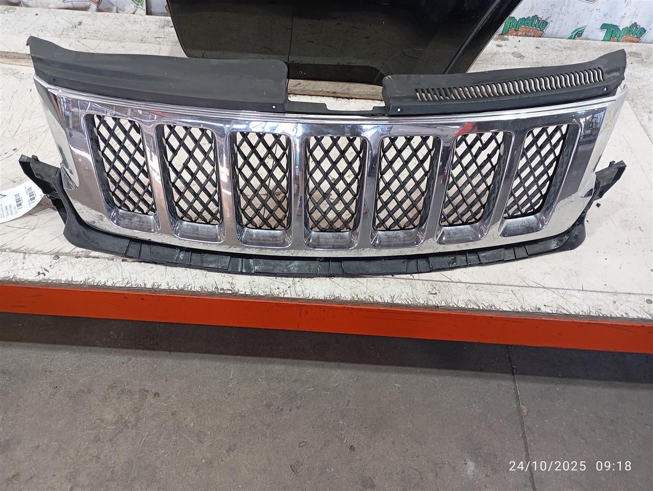 2013 Jeep GRAND CHEROKEE Grille