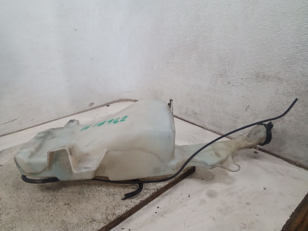 2010 General Motors SILVERADO 1500 PICKUP Wash Reservoir Assy