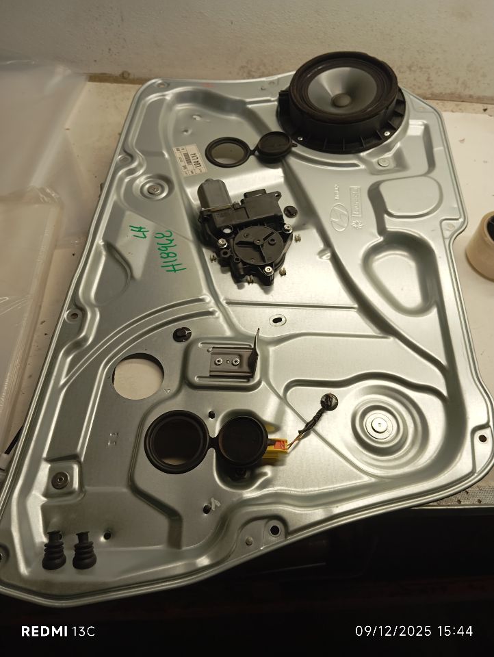 2013 Hyundai GENESIS Door Window Reg, Fr