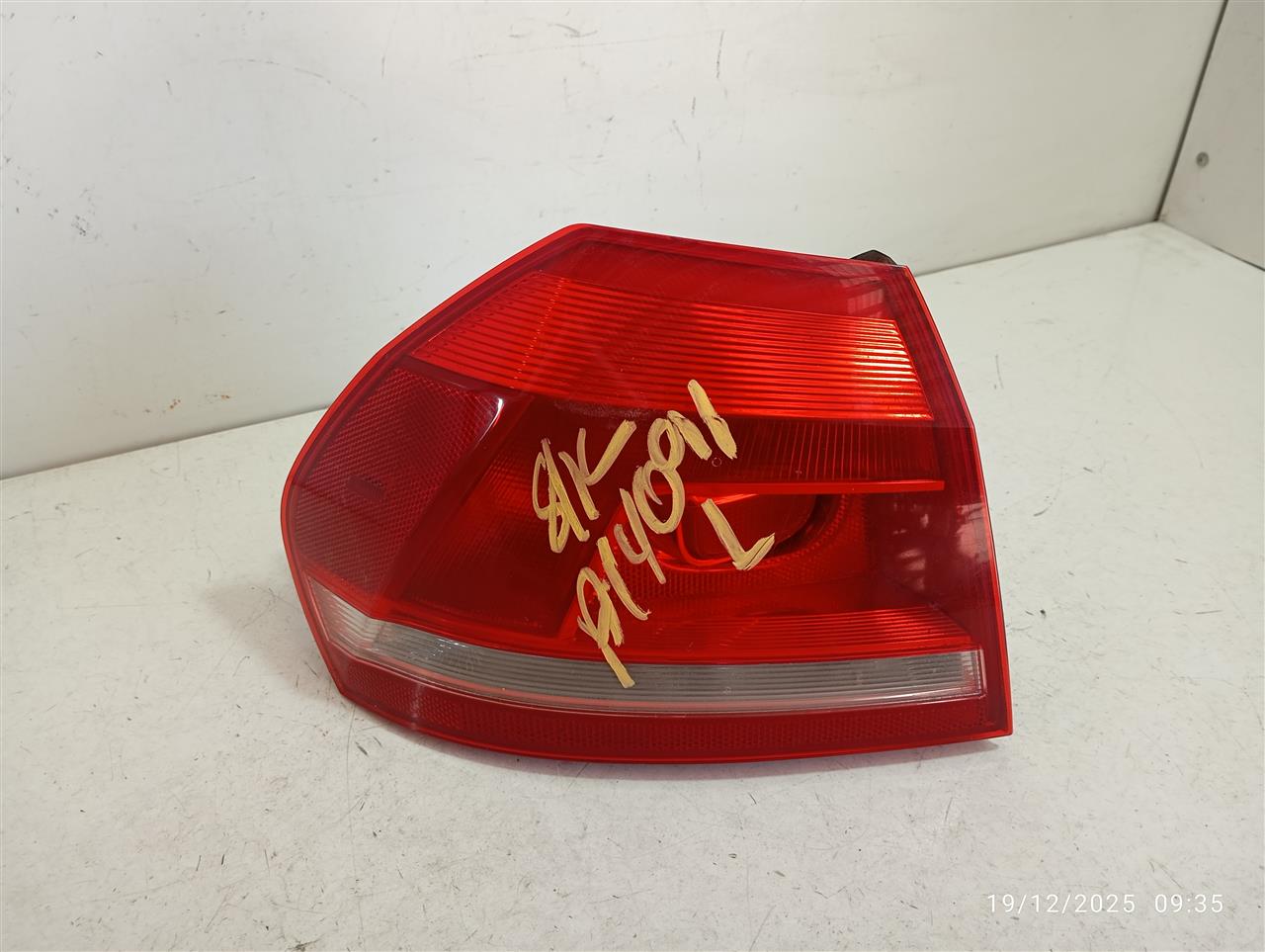 2013 Volkswagen PASSAT Tail Lamp