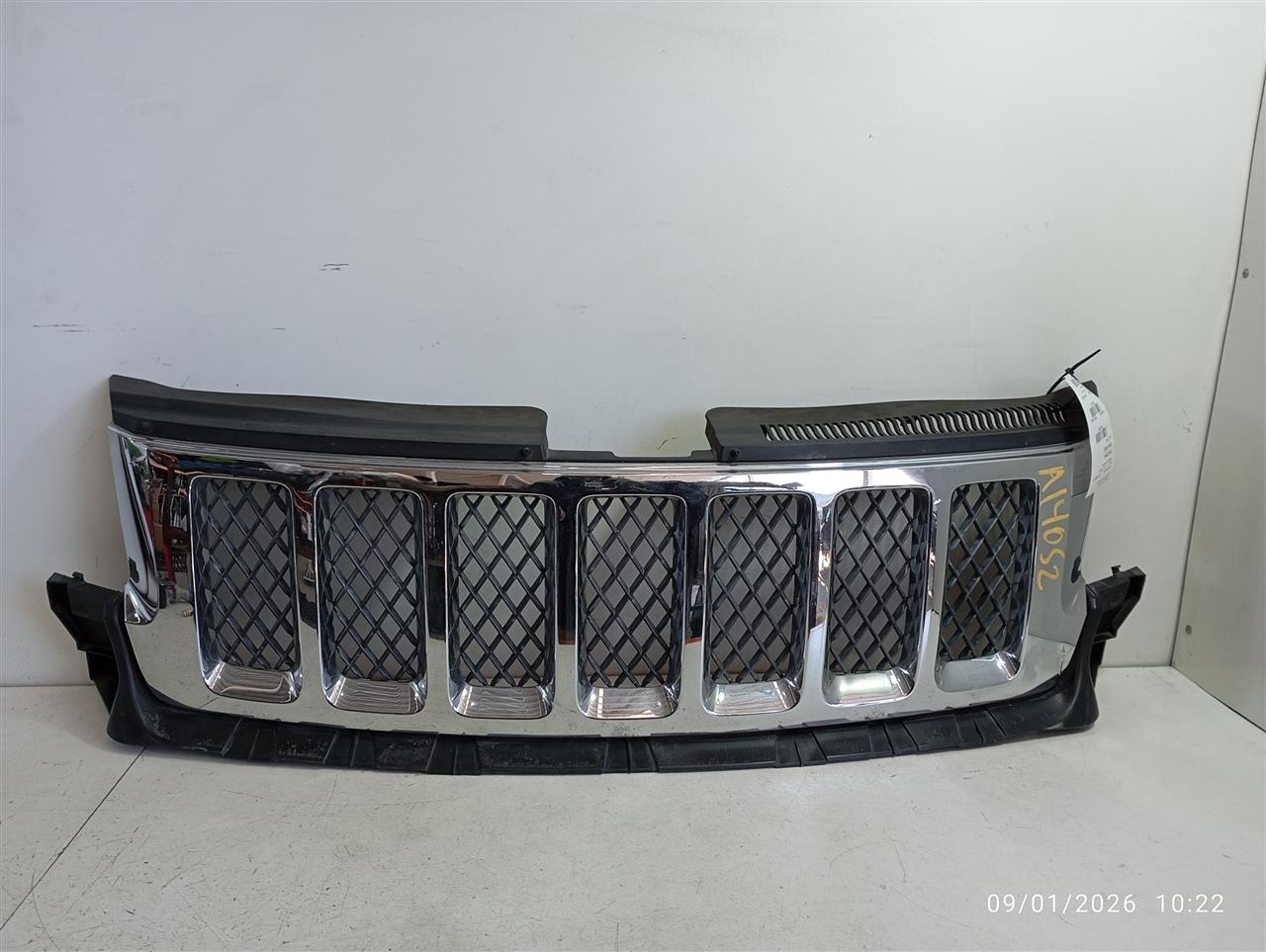 2012 Jeep GRAND CHEROKEE Grille