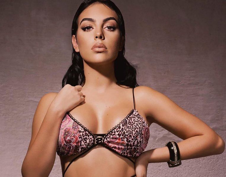 بالاترین: «جورجینا» مدل و همسر کریستیانو رونالدو، با روسری و جواهرات