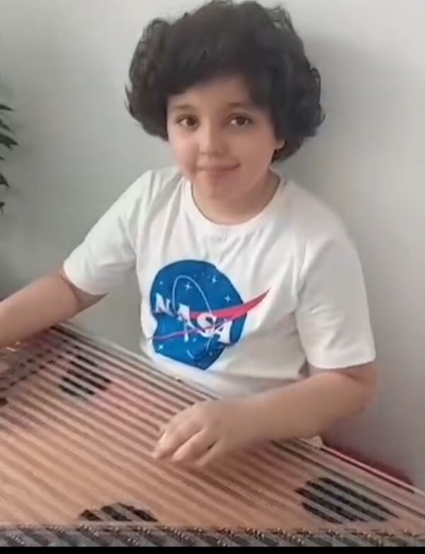 بالاترین: کودک ایرانی کم سن و سال آهنگهای هنرمندان مصری رو با سازی بنام ...