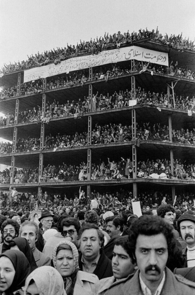 بالاترین: پلاکاردی بیادماندنی از دوران انقلاب!