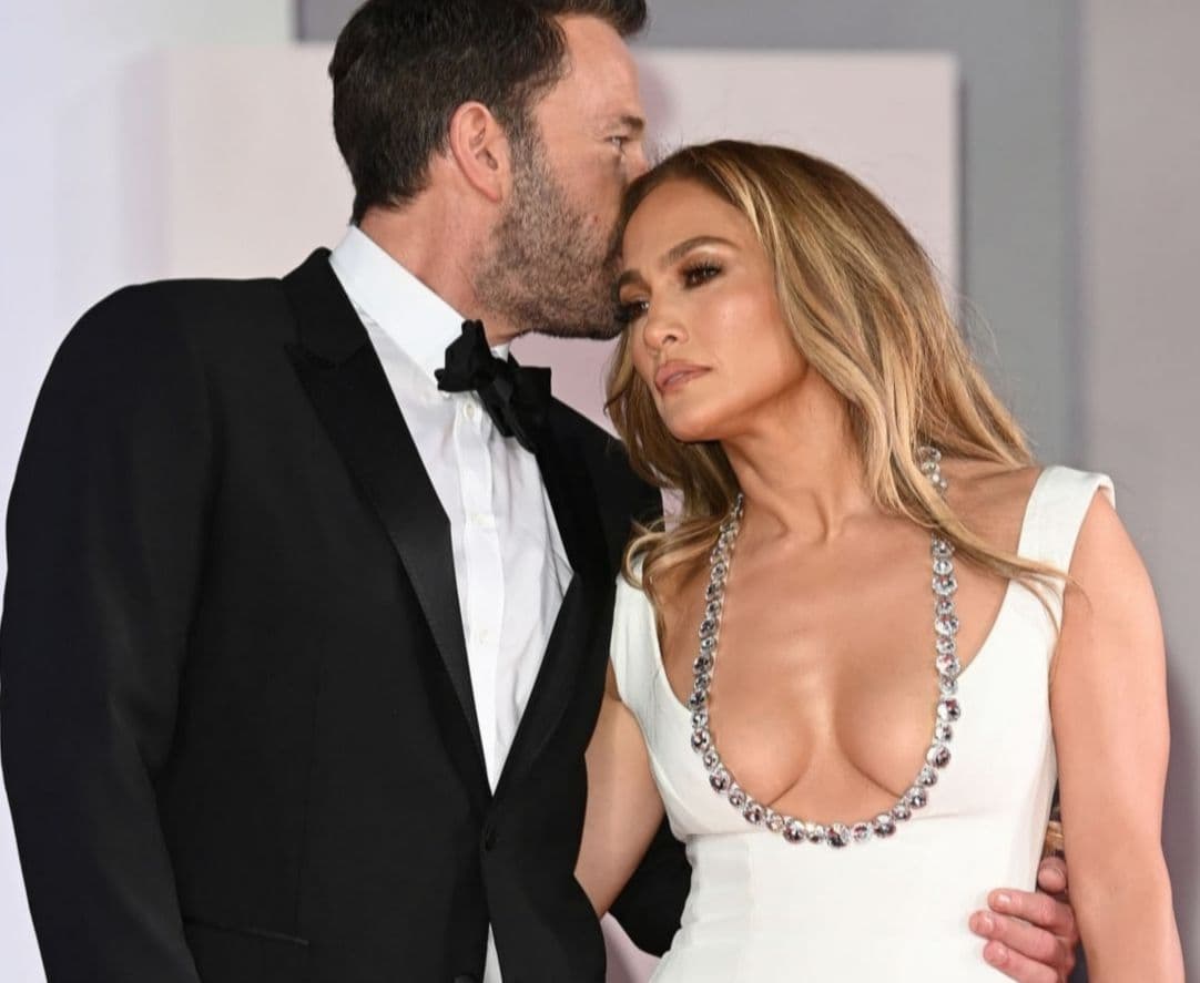 بالاترین: «جنیفر لوپز و بن افلک» پس از سال ها با هم به روی فرش قرمز رفتند و  یکدیگر را بوسیدند + عکس و ویدئو