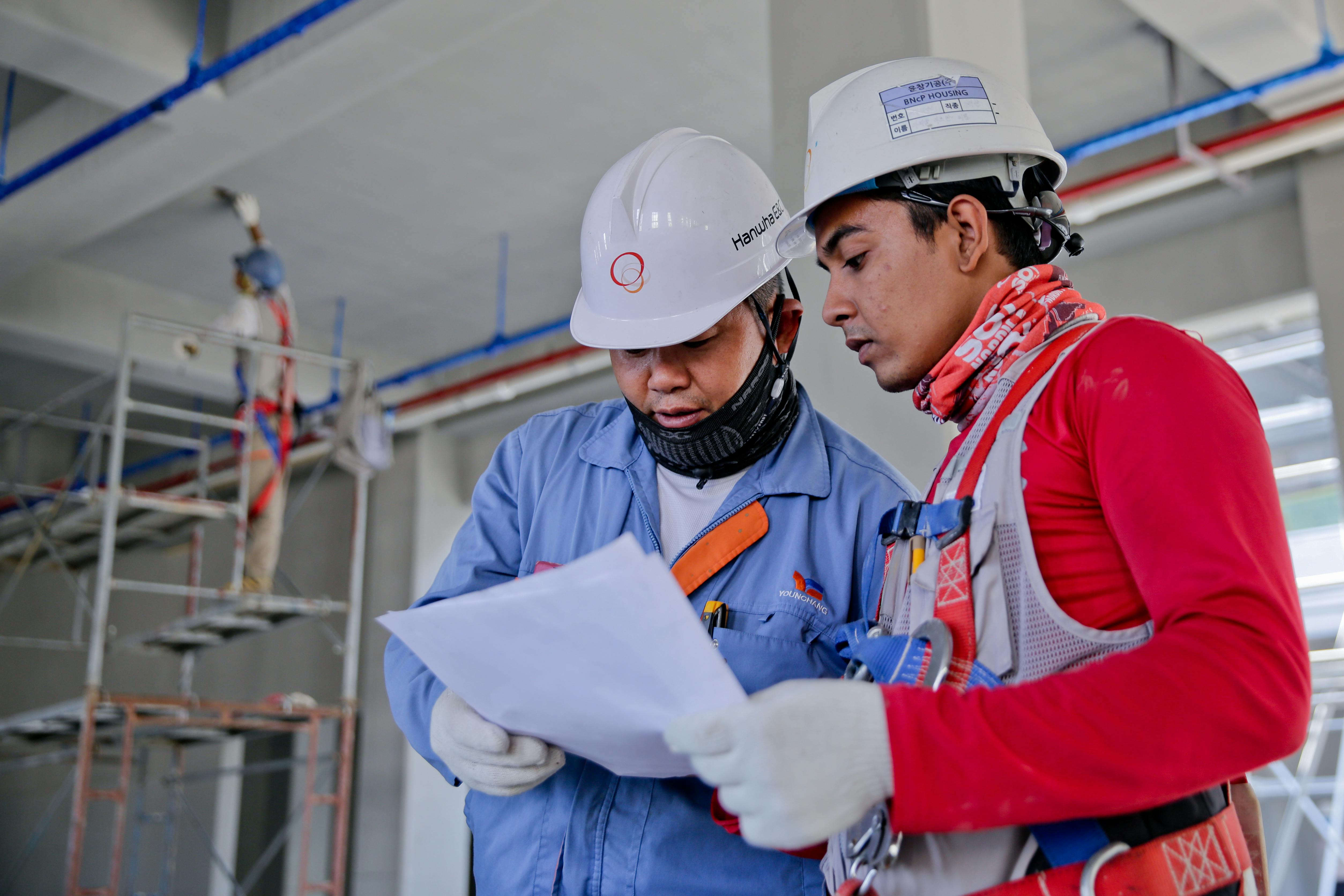Two construction workers talking 