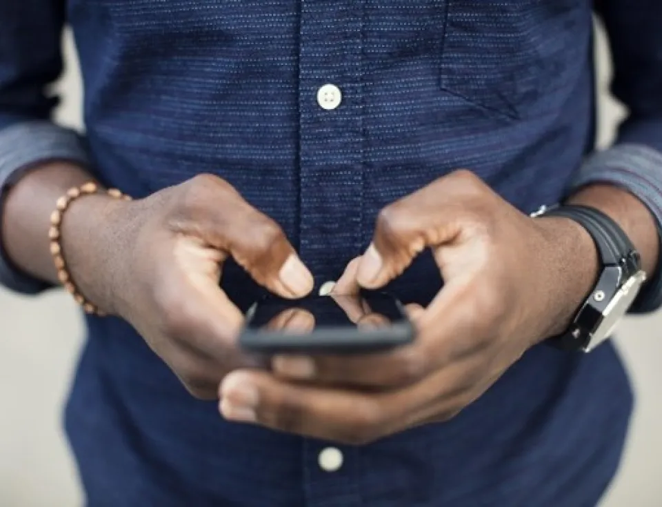 Person holding a cephone.