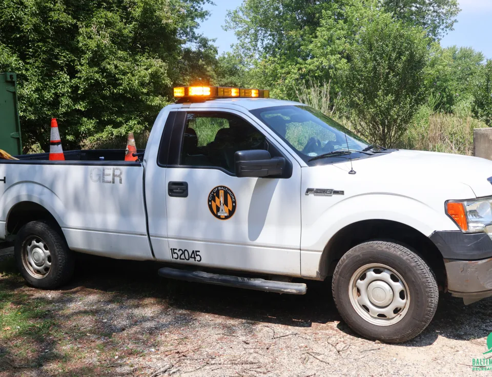 An image of a Baltimore City Truck with lights on for 311