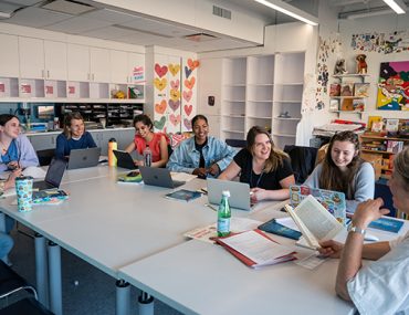 Lynne Einbender teaching a reading and literacy graduate class
