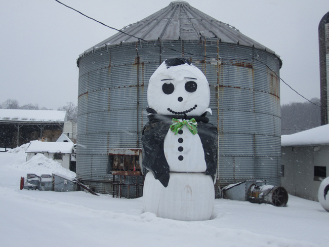 Giant Snowman Built In Dundee Ohio The Bargain Hunter