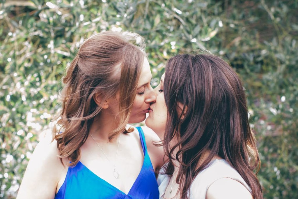 Lovers kiss on their wedding day – photo by Laine Apine Photography