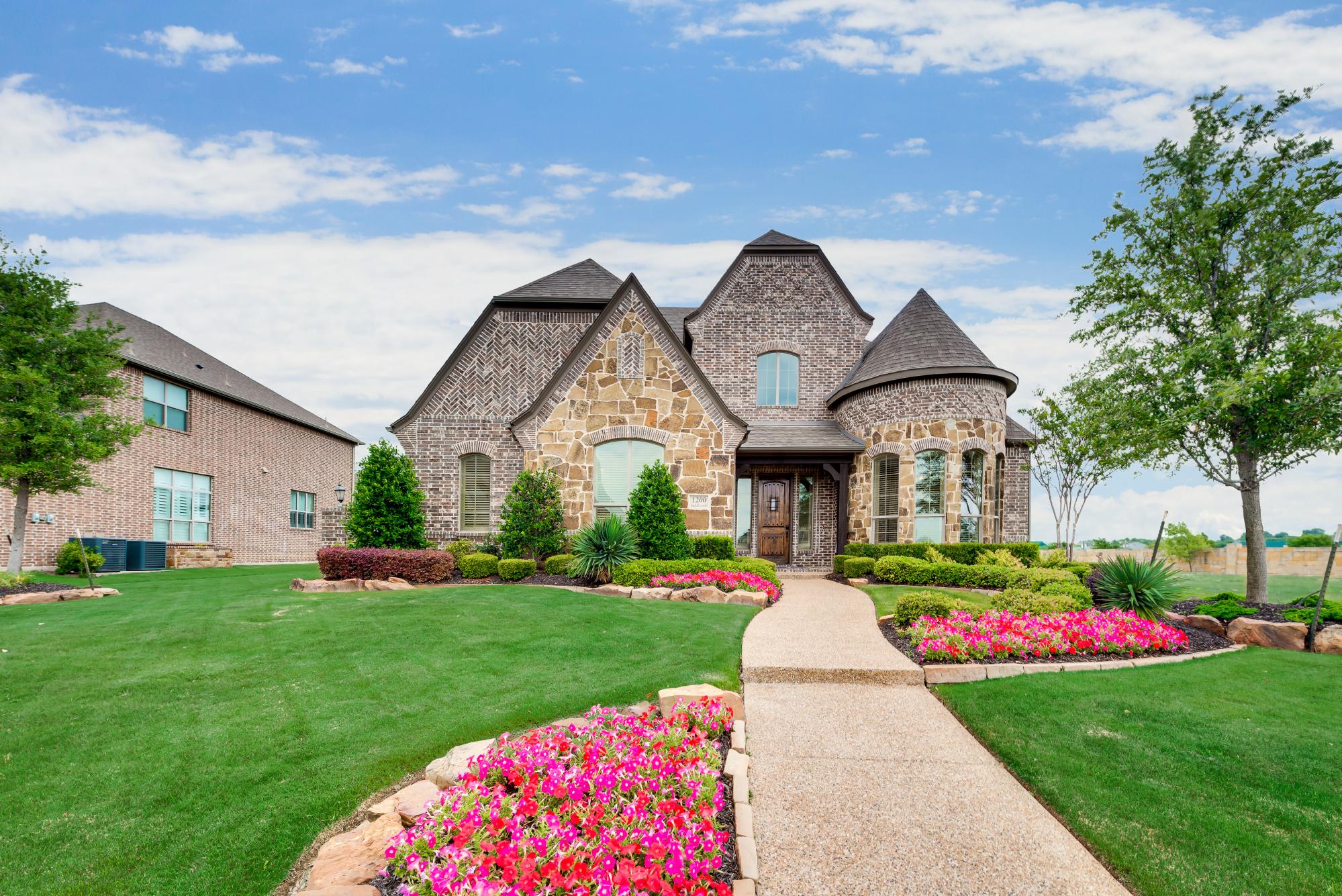 1200 Saddle Creek Dr   01