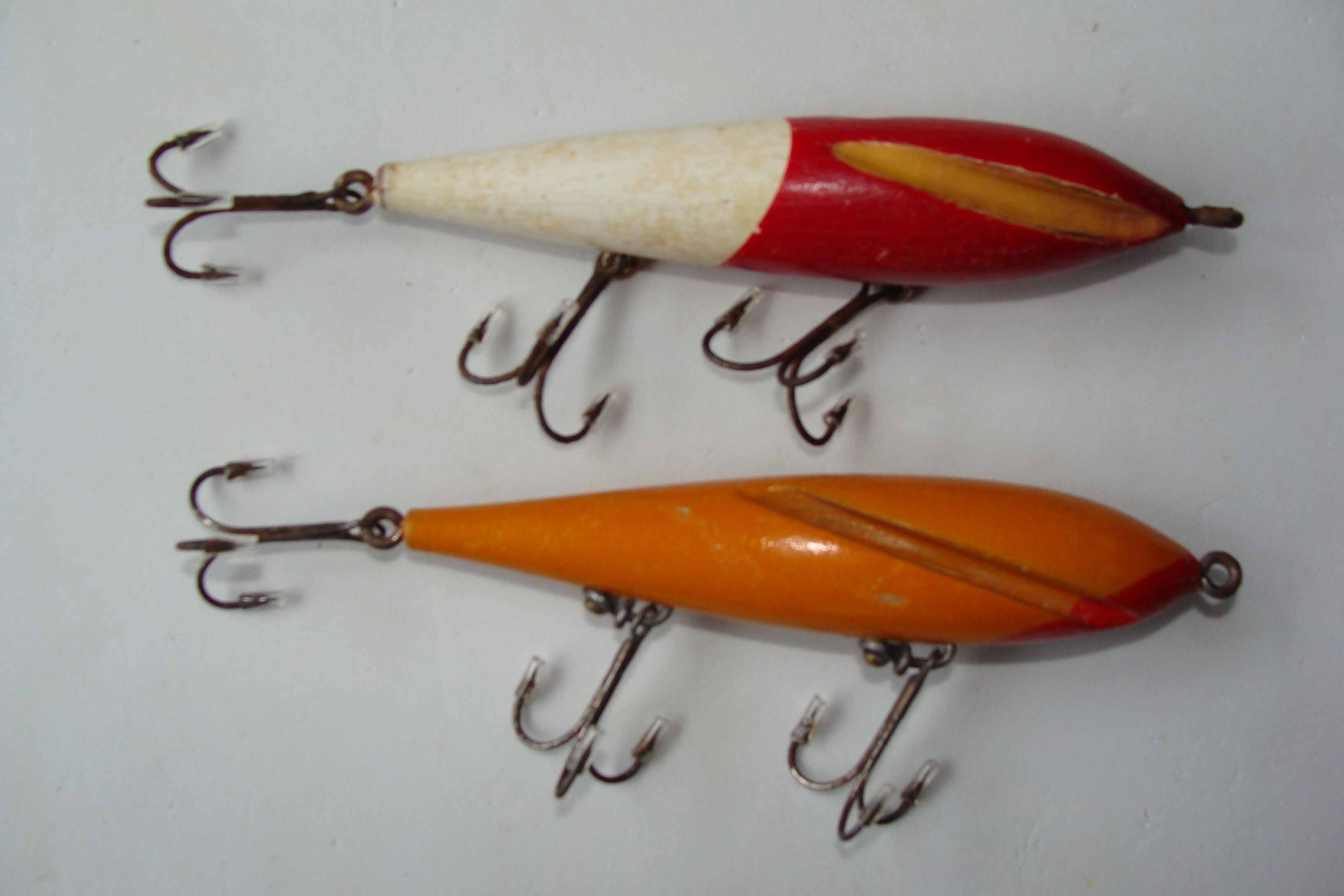 (5) WW Lockhart & Schoonie Compressed Shown here are two E.J.Lockhart lures. The top bait is a typical W.W. Special as seen in the catalog (in color) and in 1914 advertising. The bottom lure with the saw cut grooves and Lockhart hook hardware is the earlier Water Wizard. Baits from the collection of Maynard Dyer. Image Bill Sonnett.