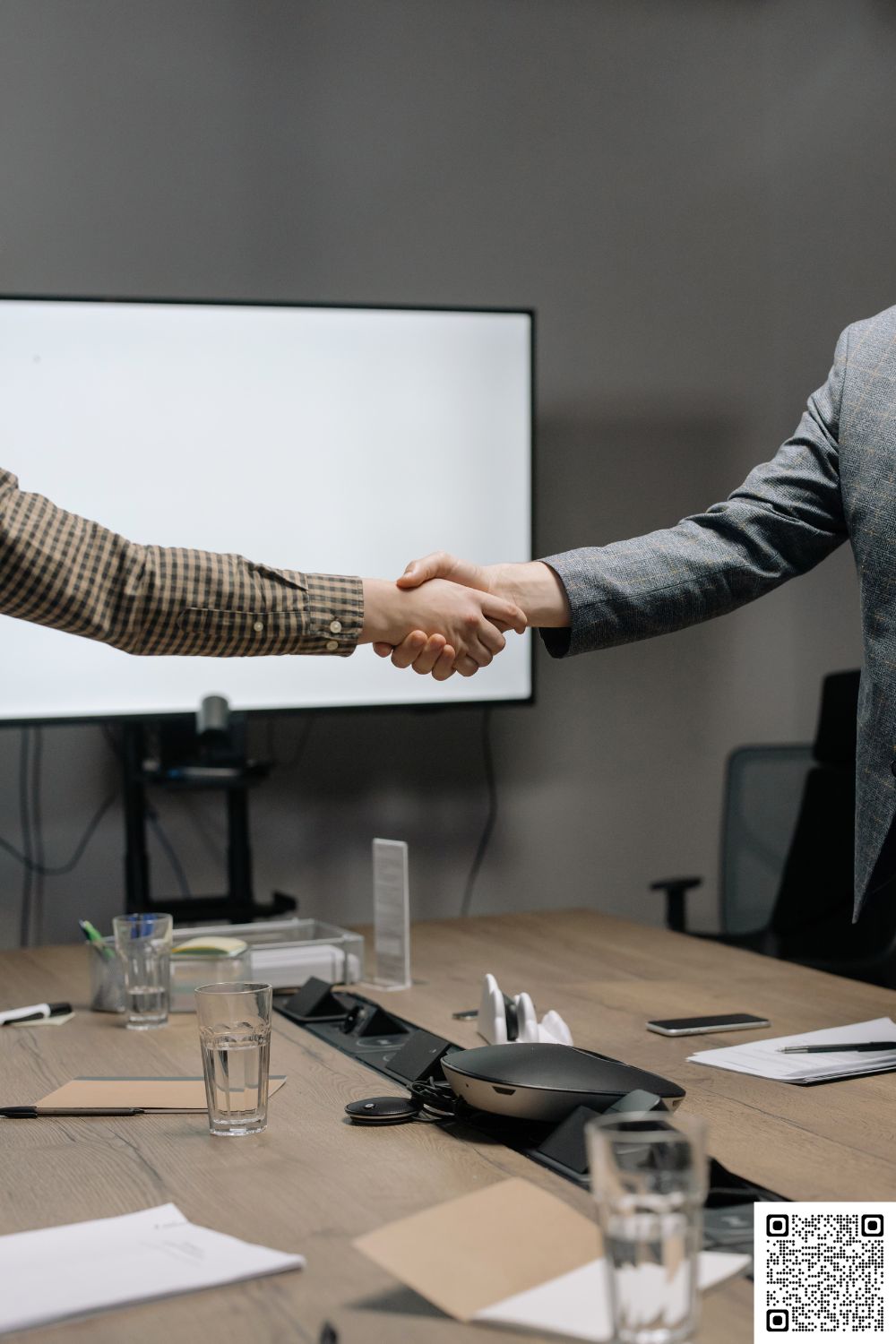 What are the key benefits of owning a gym franchise?