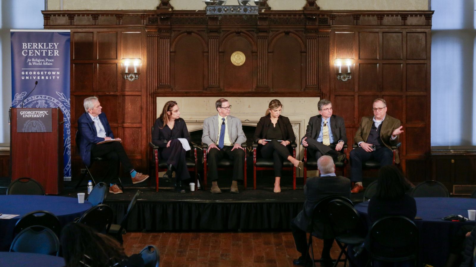 Alan Cross speaking to the audience alongside the panel.