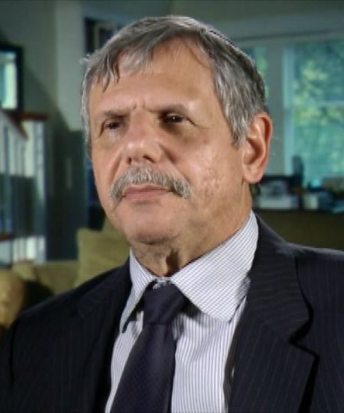 Benjamin Mollov headshot