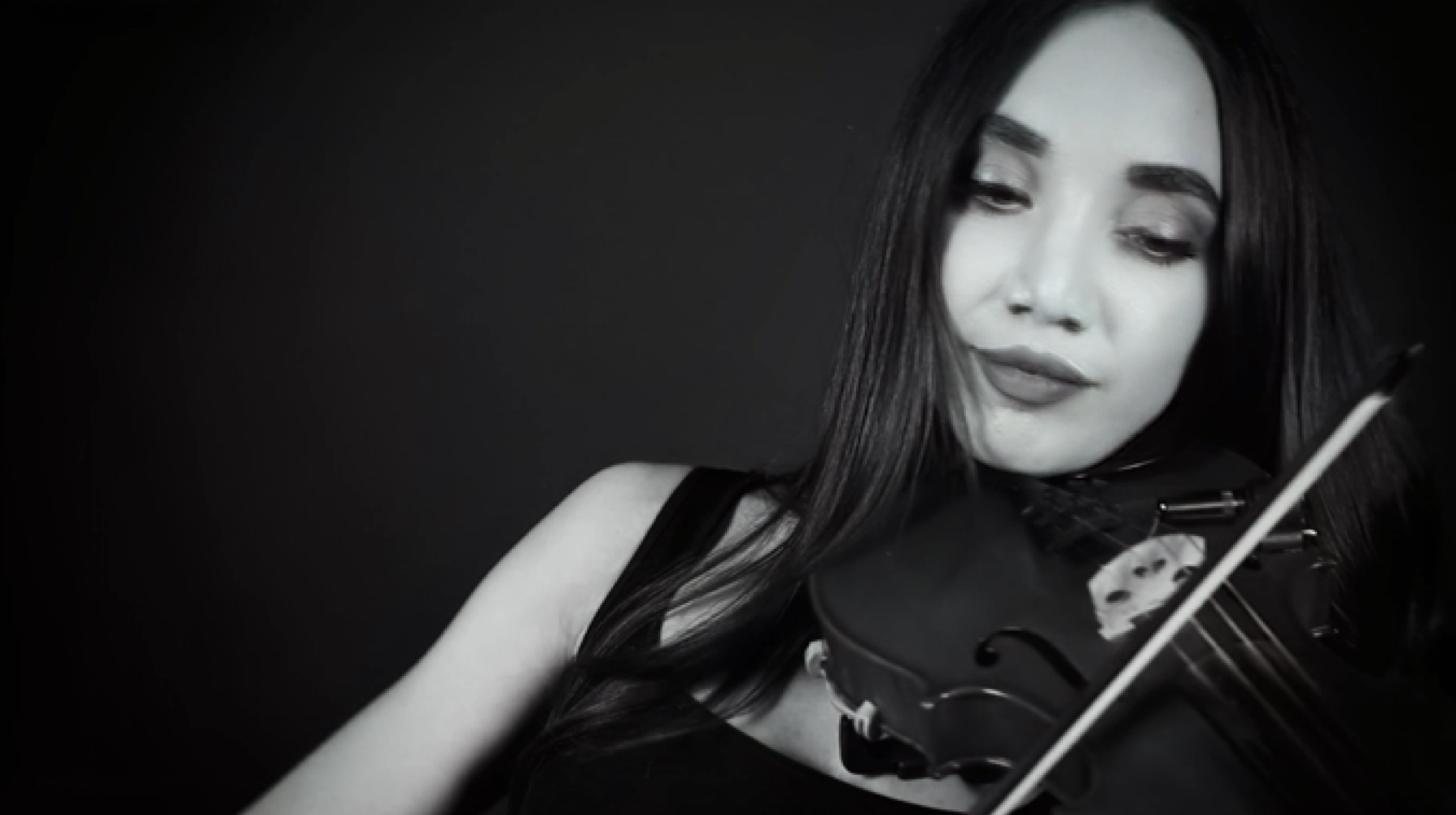 Ellie Rose – Violinist