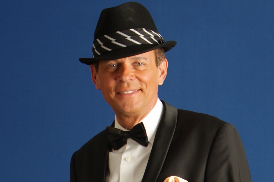 ID-5247932000028088101-Robbie-as-Frank-Sinatra-Color-Stand-Pitch-Image