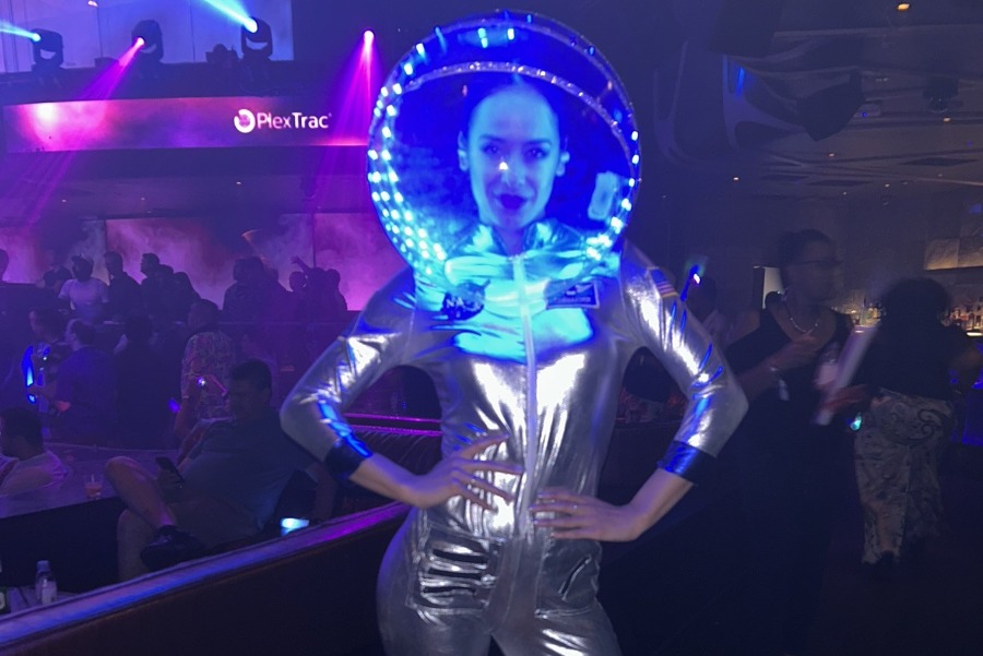 ID-5247932000129304899-LED-Astronaut