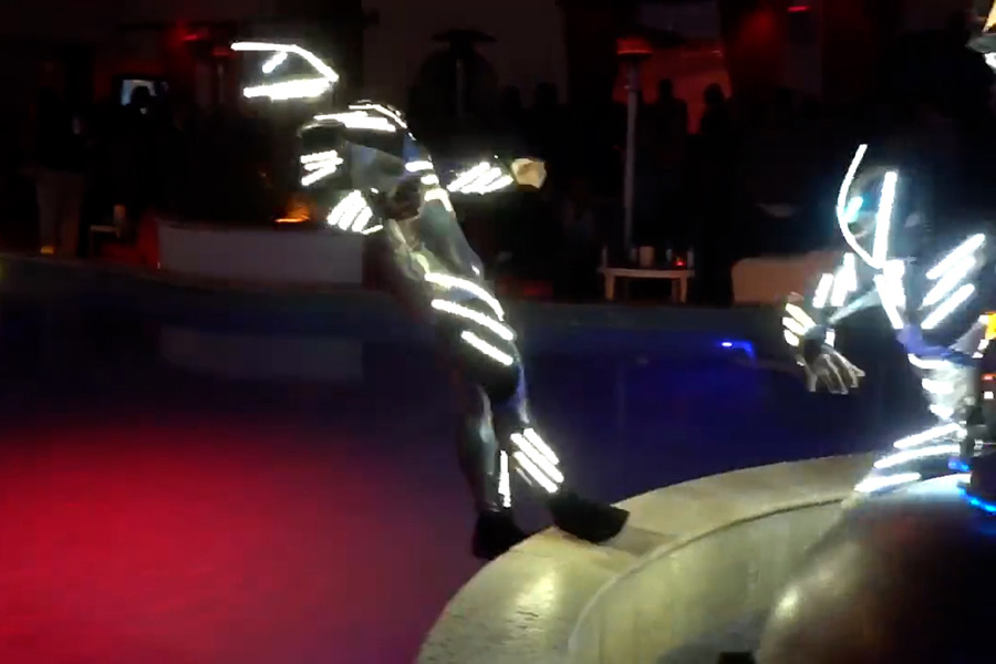 ID-5247932000064260188-LED-PoolBotsStill002-900×600-1