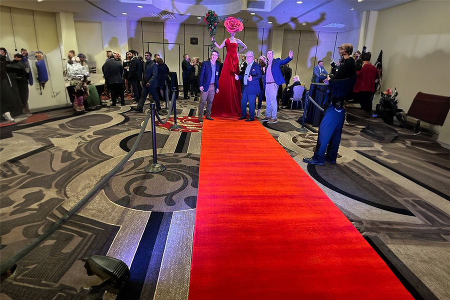ID-5247932000049779001-LivingRedCarpet900x600