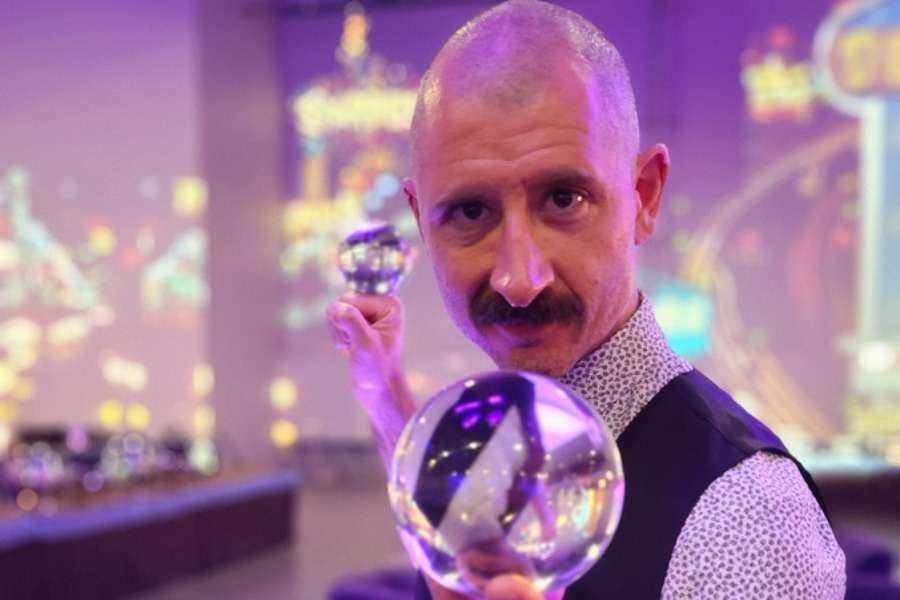 ID-5247932000112609060-Contact-Juggler