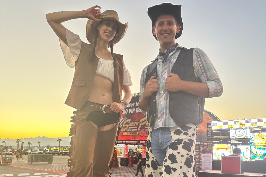ID-5247932000118733171-Cowboy-girl-stilts