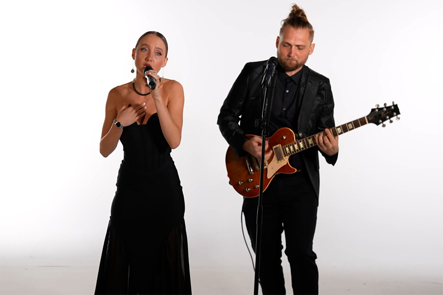 ID-5247932000117665324-Blue-Rose-Duo.900×600
