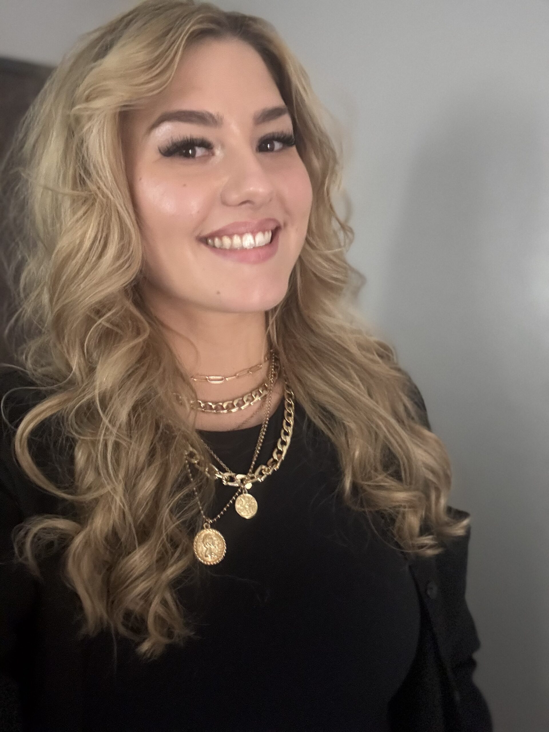 ID-5247932000086848047-Side-smile